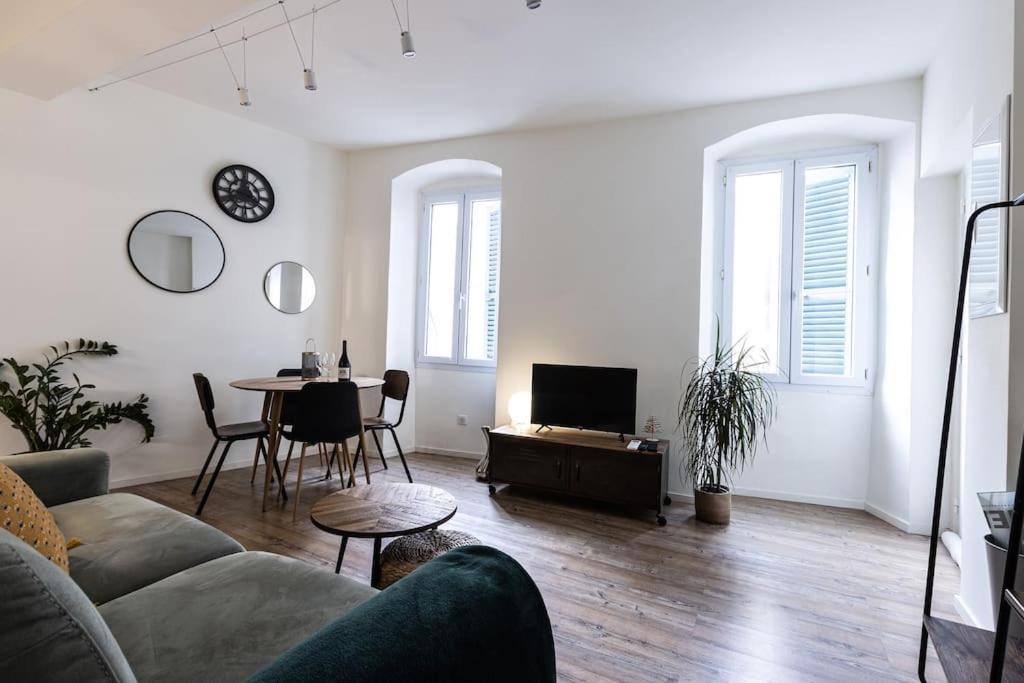 Cocooning Au Coeur De La Cite Imperiale Apartment อฌักซิโอ้ ภายนอก รูปภาพ